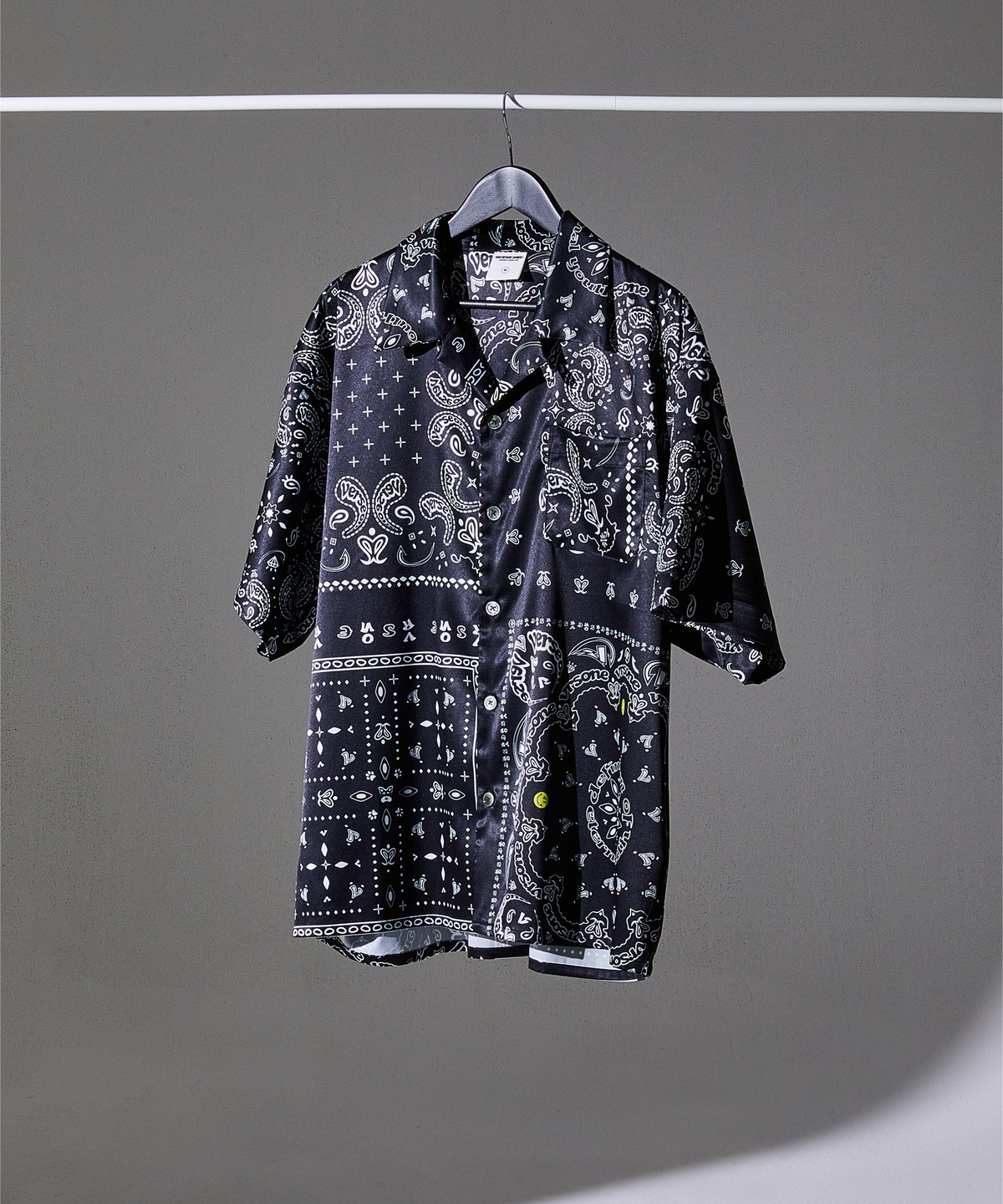 벌스원(VERSE ONE) OVER FIT PAISLEY S/S SPANDEX SHIRTS BLACK