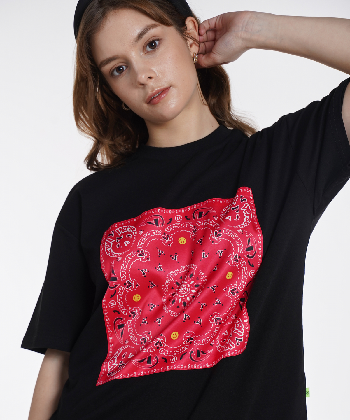 벌스원(VERSE ONE) PAISLEY LOGO BANDANA T-SHIRTS BLACK/RED
