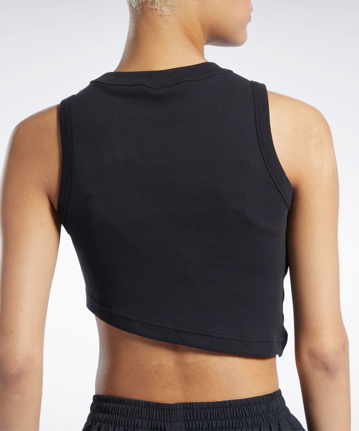리복(REEBOK) CL WDE CROPPED RIB TANK TOP - 블랙 / HH7375