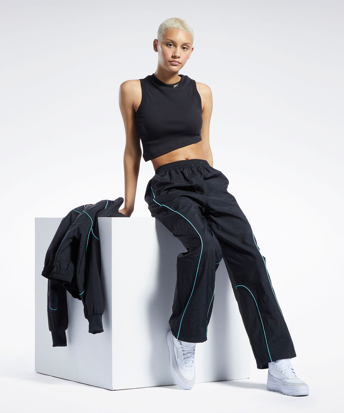 리복(REEBOK) CL WDE CROPPED RIB TANK TOP - 블랙 / HH7375