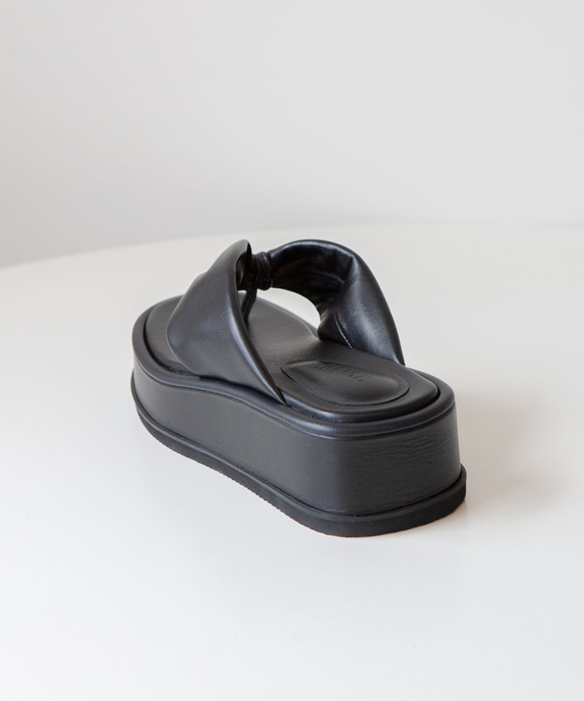 트윗비피(TWVP) 와이드 필로우 플랫폼  W-Pillow Platform Sandals 블랙