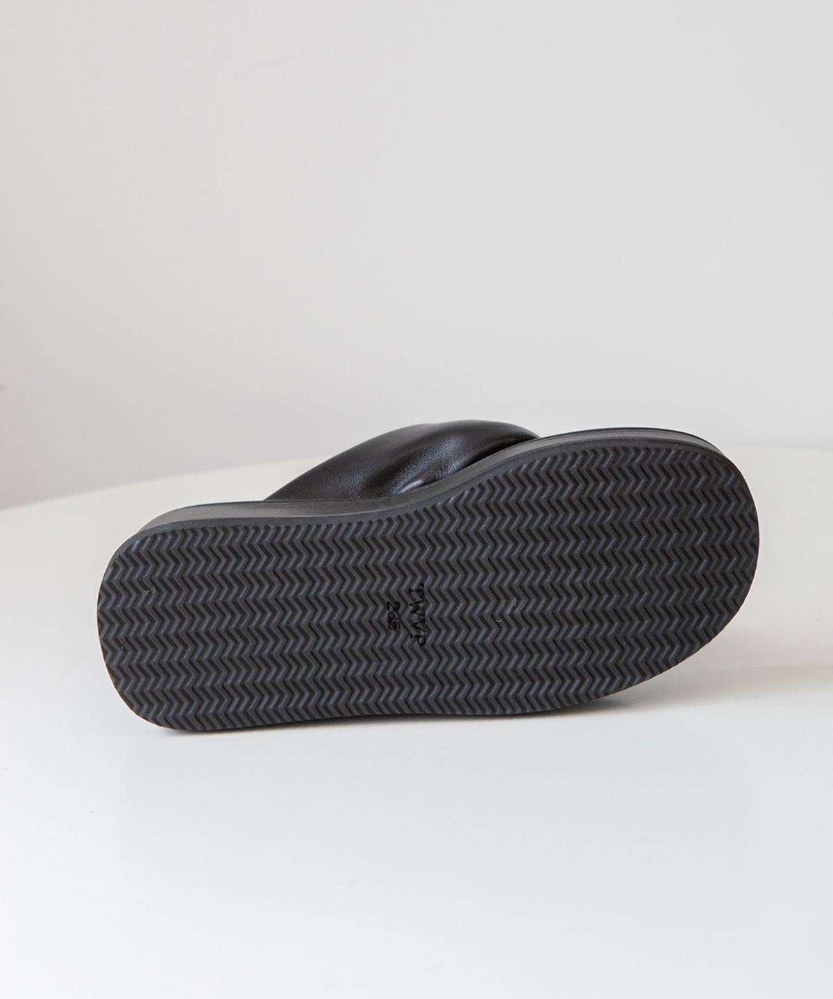 트윗비피(TWVP) 와이드 필로우 플랫폼  W-Pillow Platform Sandals 블랙