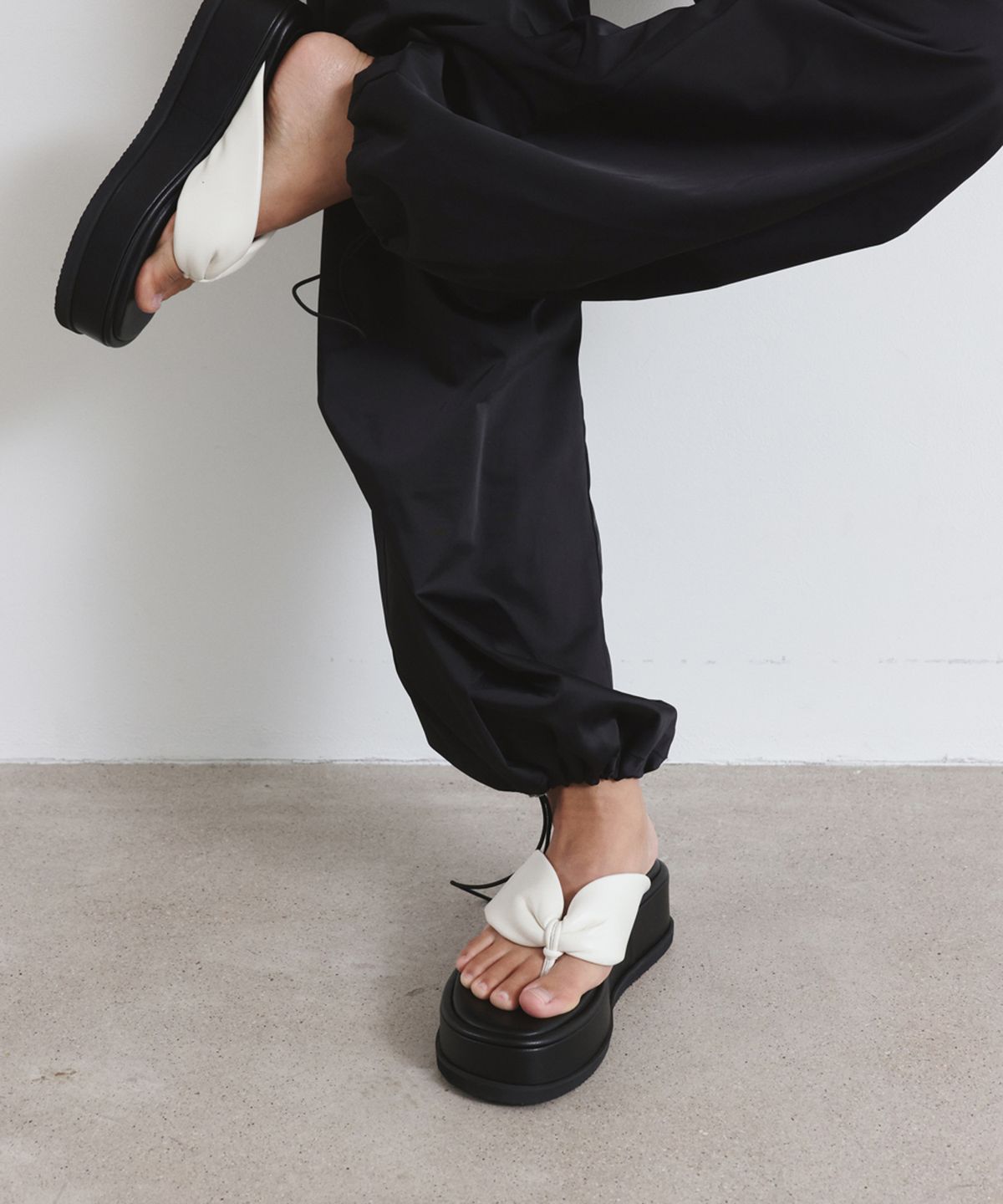 트윗비피(TWVP) 와이드 필로우 플랫폼  W-Pillow Platform Sandals 아이보리