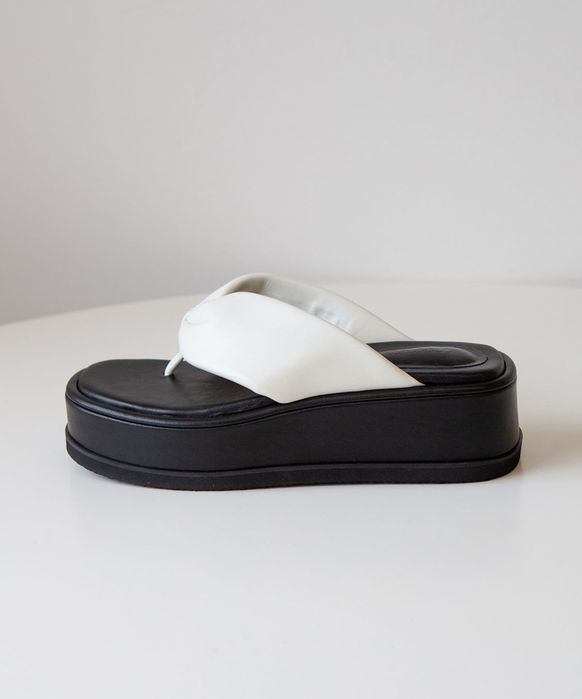 트윗비피(TWVP) 와이드 필로우 플랫폼  W-Pillow Platform Sandals 아이보리