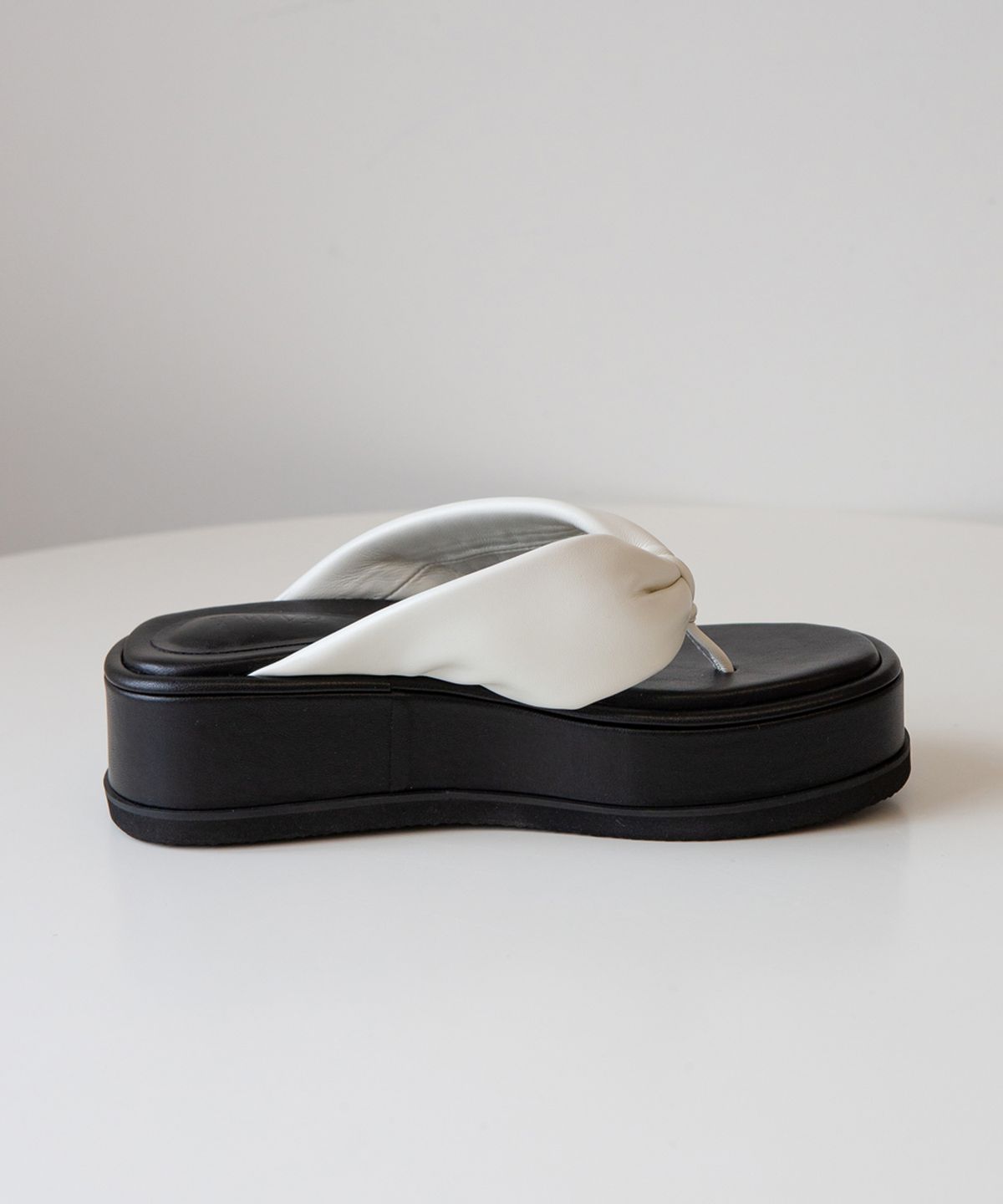 트윗비피(TWVP) 와이드 필로우 플랫폼  W-Pillow Platform Sandals 아이보리