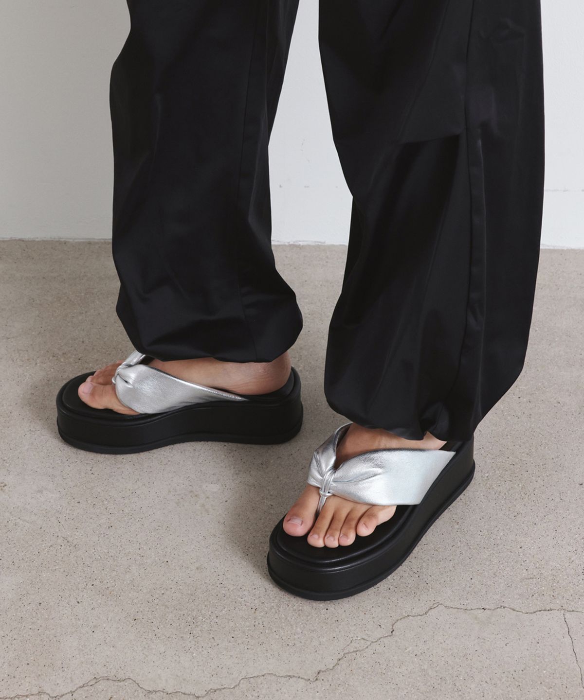 트윗비피(TWVP) 와이드 필로우 플랫폼  W-Pillow Platform Sandals 실버