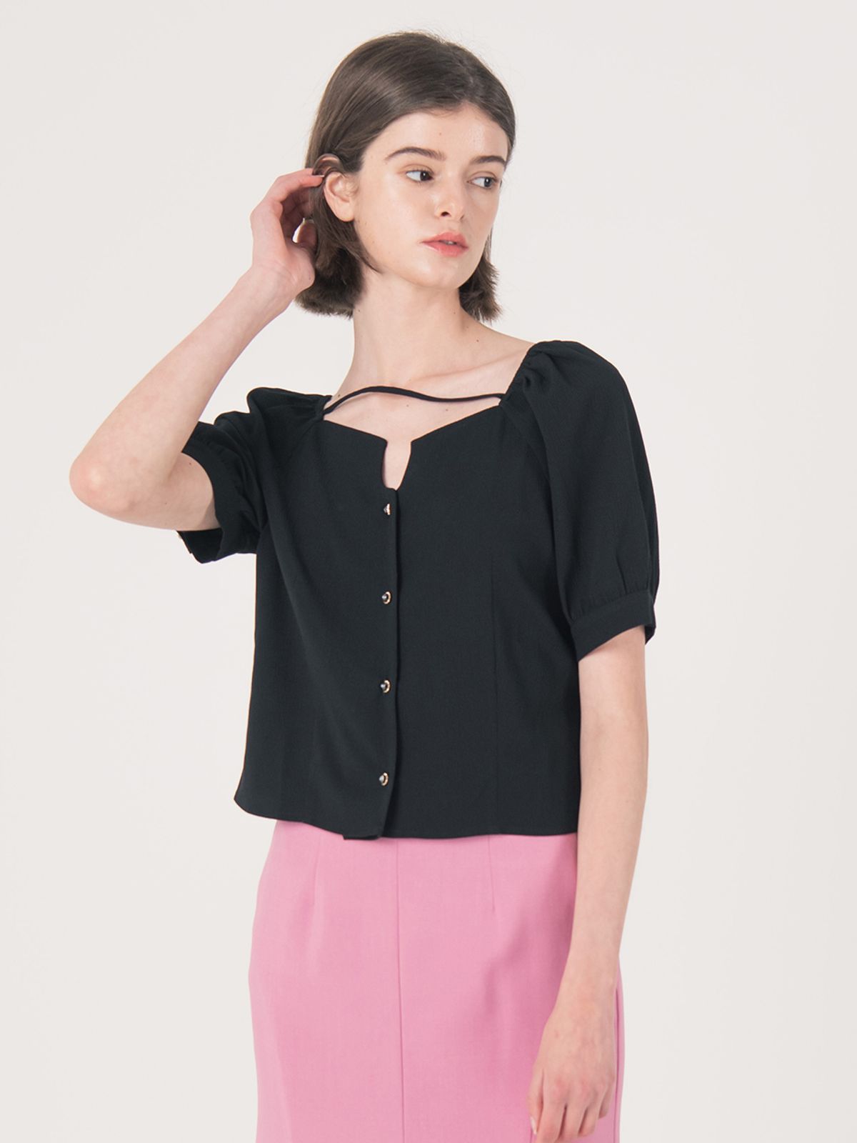 웬스데이딜라잇(WEDNESDAY DELIGHT) WED_Black slit line blouse