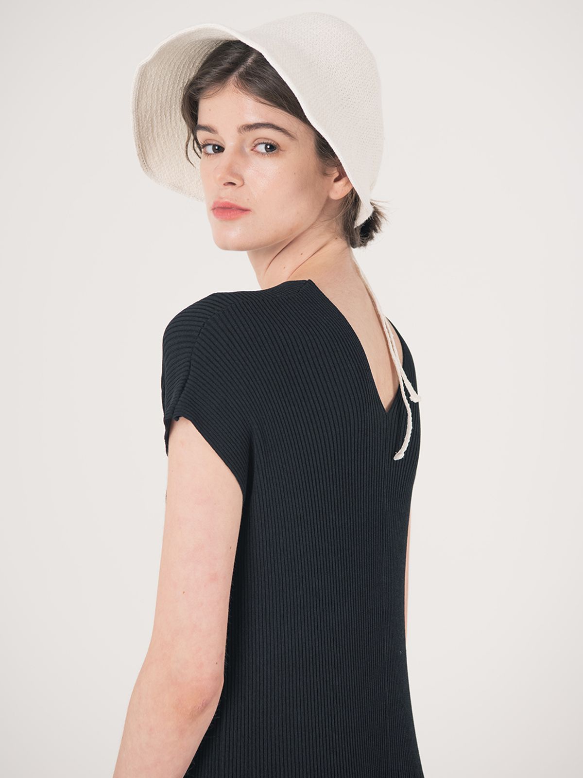 웬스데이딜라잇(WEDNESDAY DELIGHT) WED_V neck sleeveless dress_BLACK