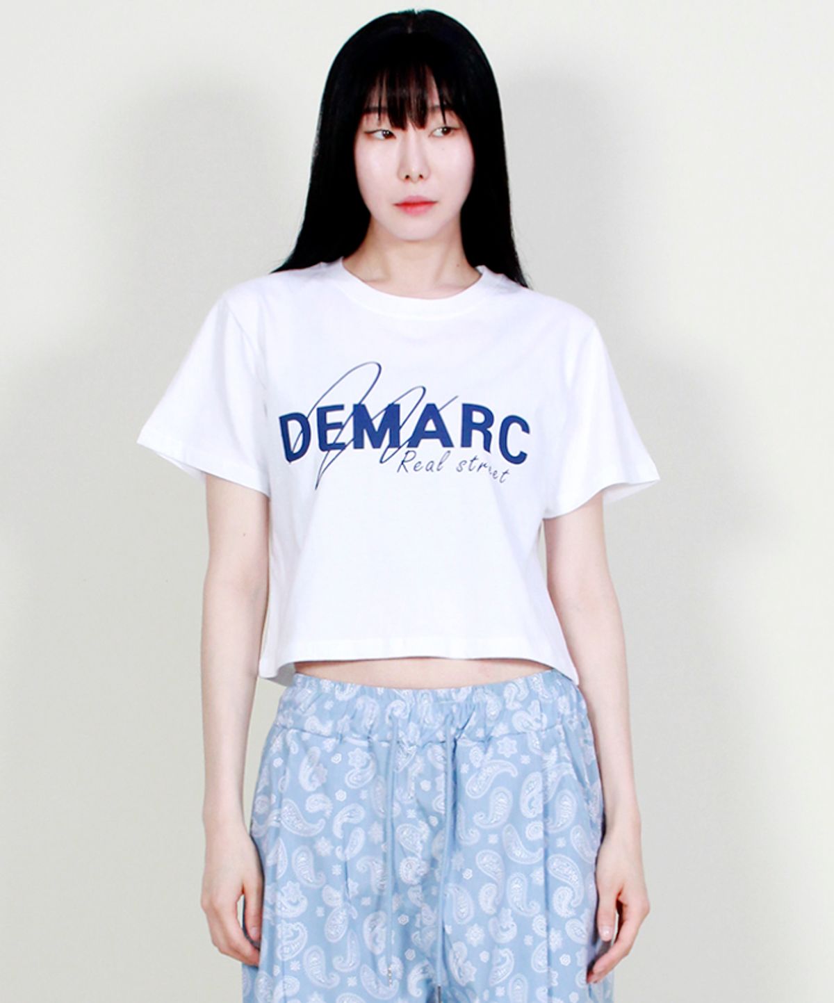 드마크(DEMARC) 로고 그래픽 크롭 반팔 티셔츠 화이트