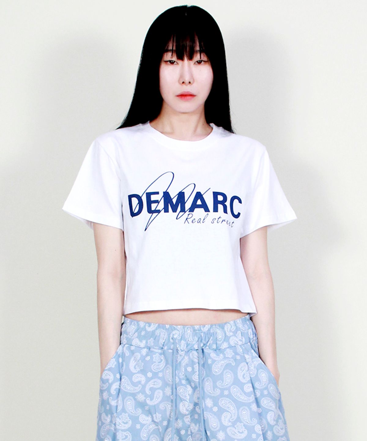 드마크(DEMARC) 로고 그래픽 크롭 반팔 티셔츠 화이트