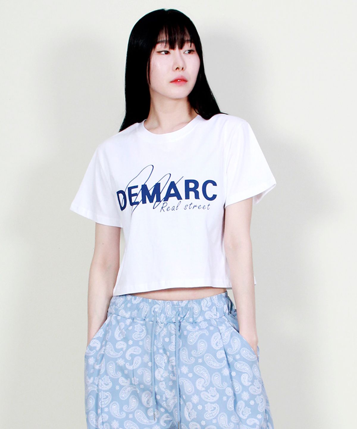 드마크(DEMARC) 로고 그래픽 크롭 반팔 티셔츠 화이트
