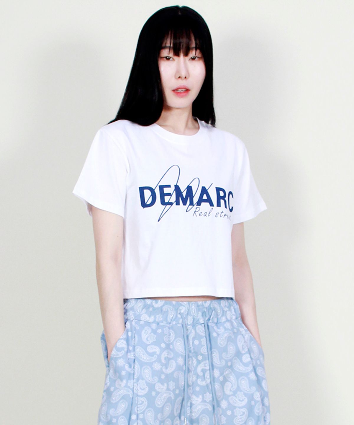 드마크(DEMARC) 로고 그래픽 크롭 반팔 티셔츠 화이트