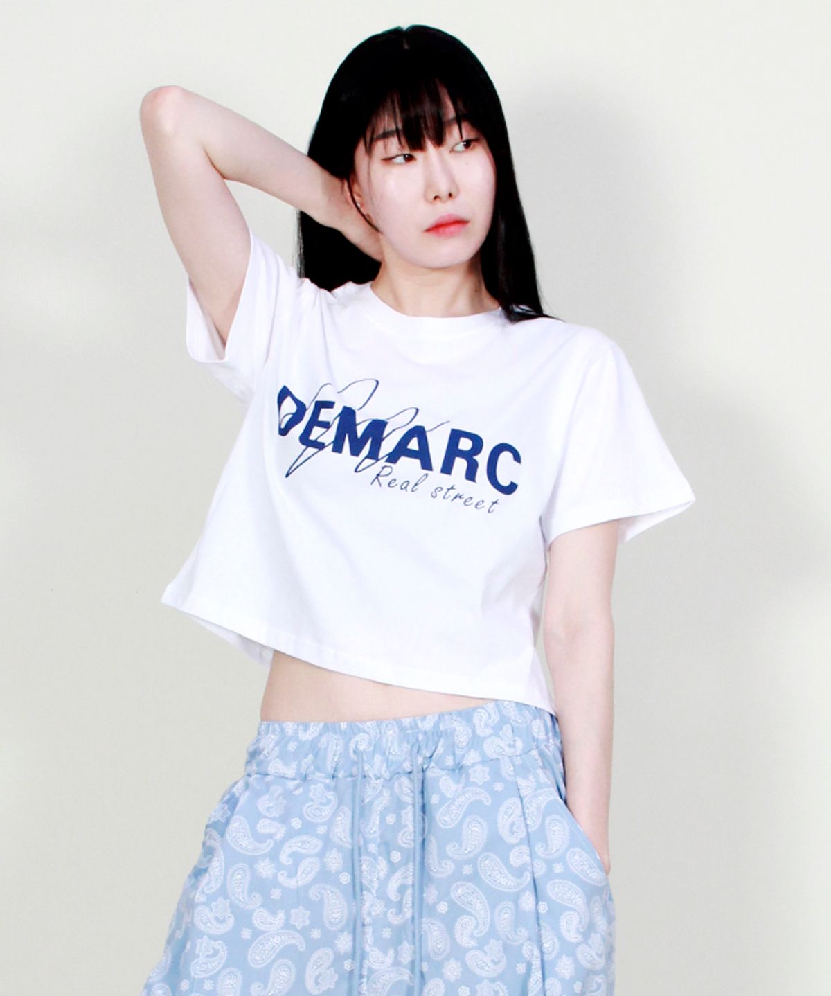 드마크(DEMARC) 로고 그래픽 크롭 반팔 티셔츠 화이트