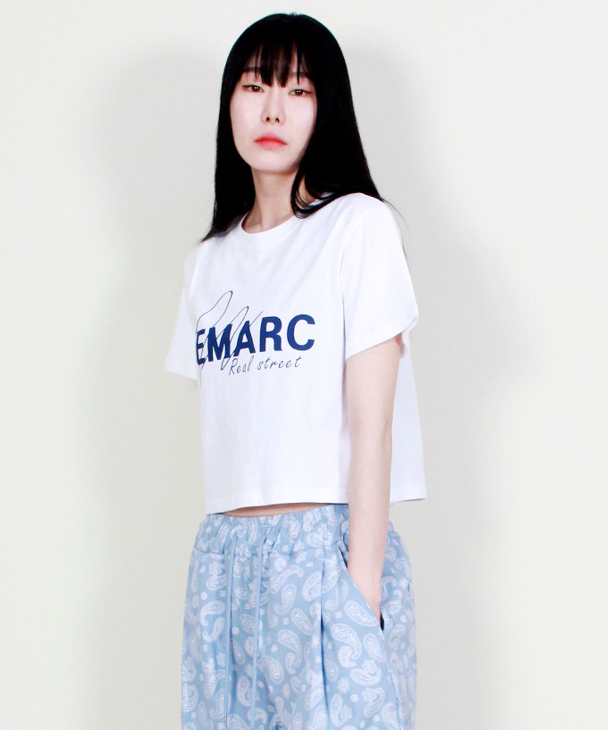 드마크(DEMARC) 로고 그래픽 크롭 반팔 티셔츠 화이트