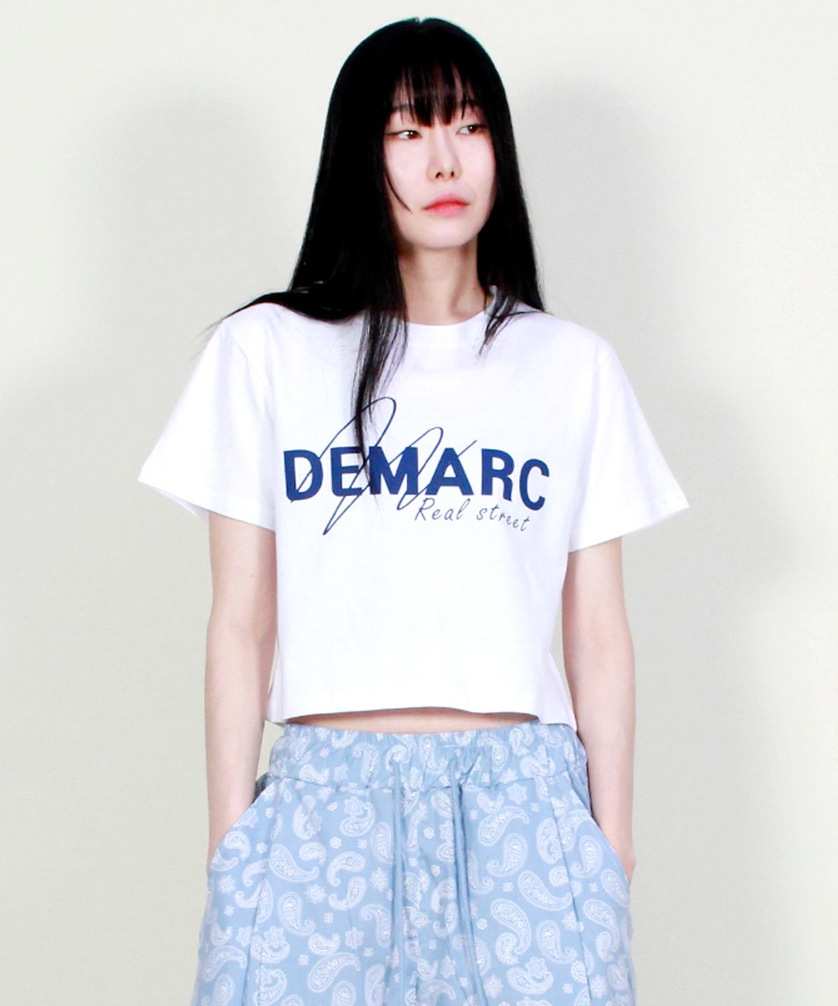 드마크(DEMARC) 로고 그래픽 크롭 반팔 티셔츠 화이트