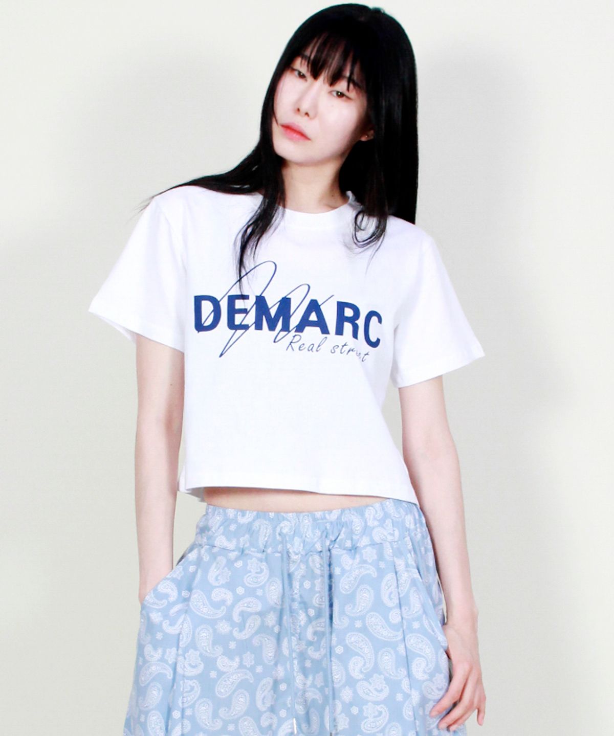 드마크(DEMARC) 로고 그래픽 크롭 반팔 티셔츠 화이트