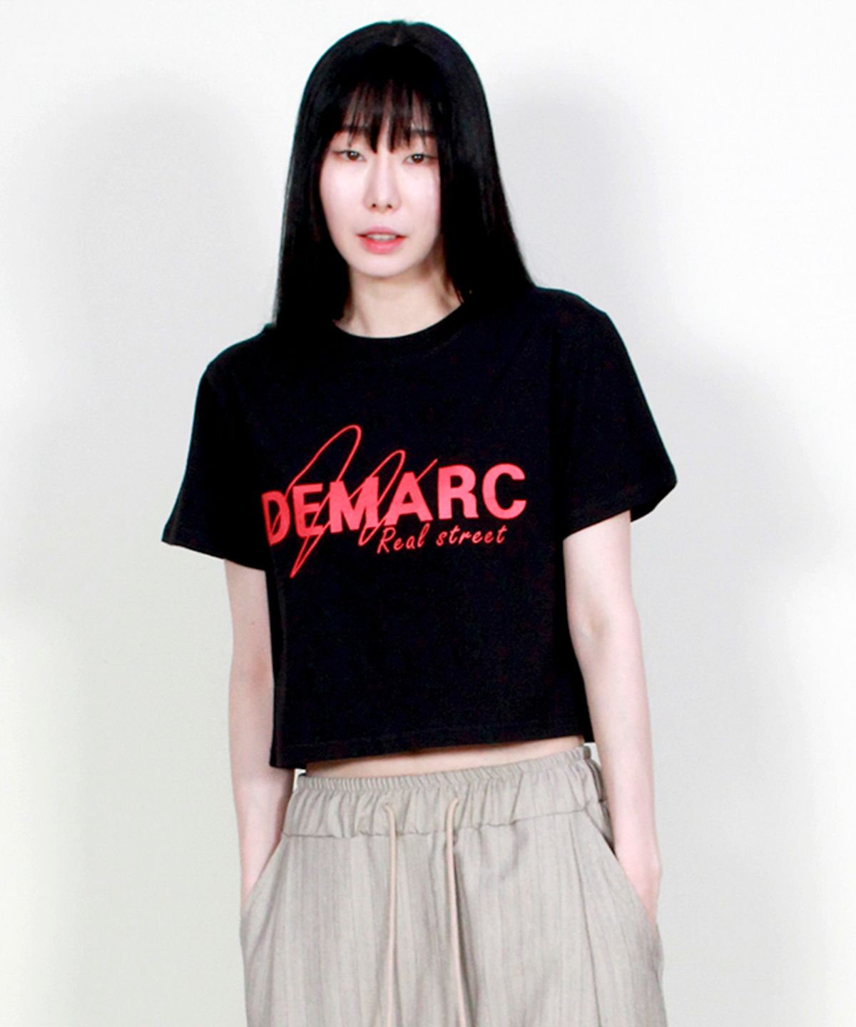 드마크(DEMARC) 로고 그래픽 크롭 반팔 티셔츠 블랙