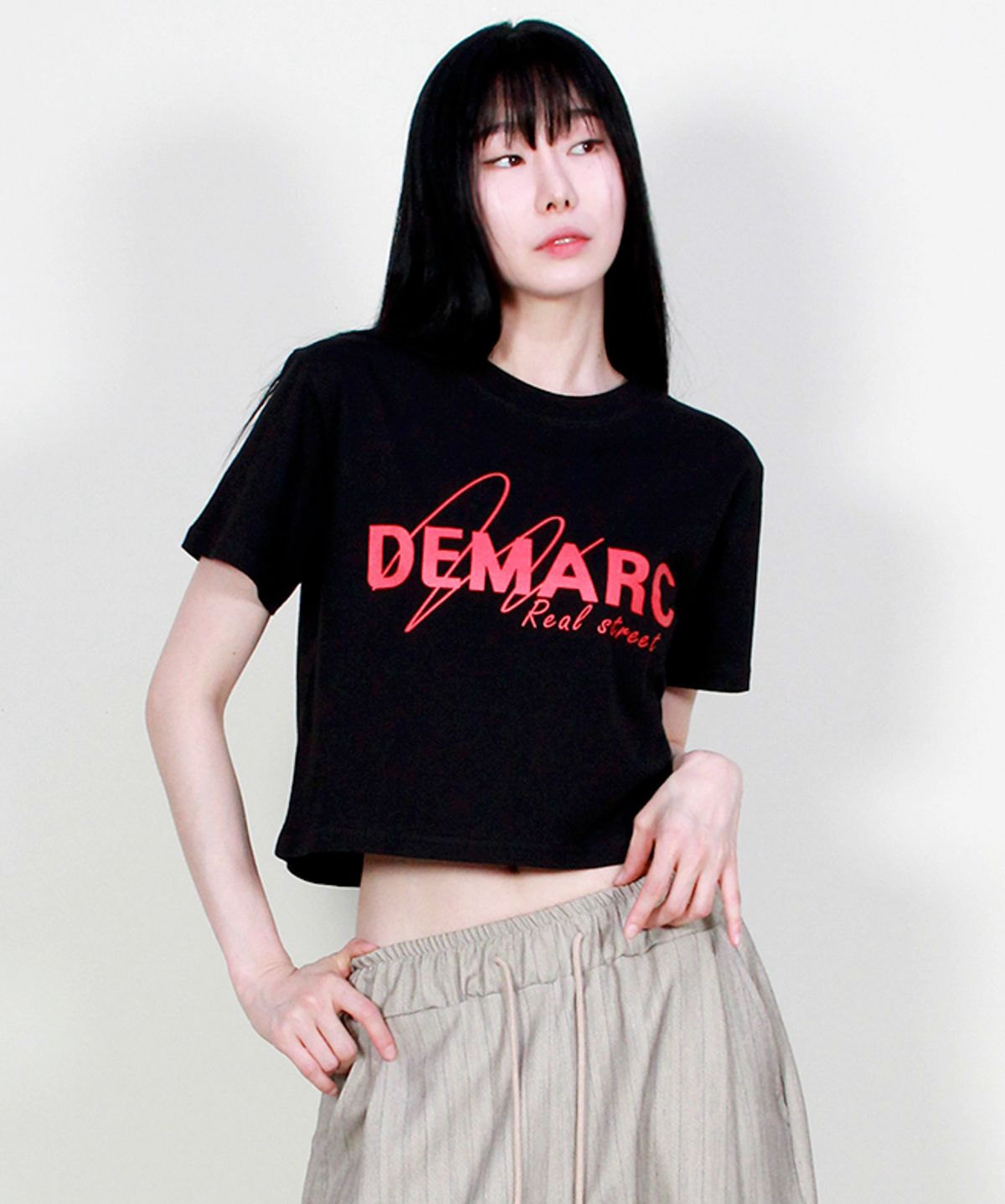 드마크(DEMARC) 로고 그래픽 크롭 반팔 티셔츠 블랙