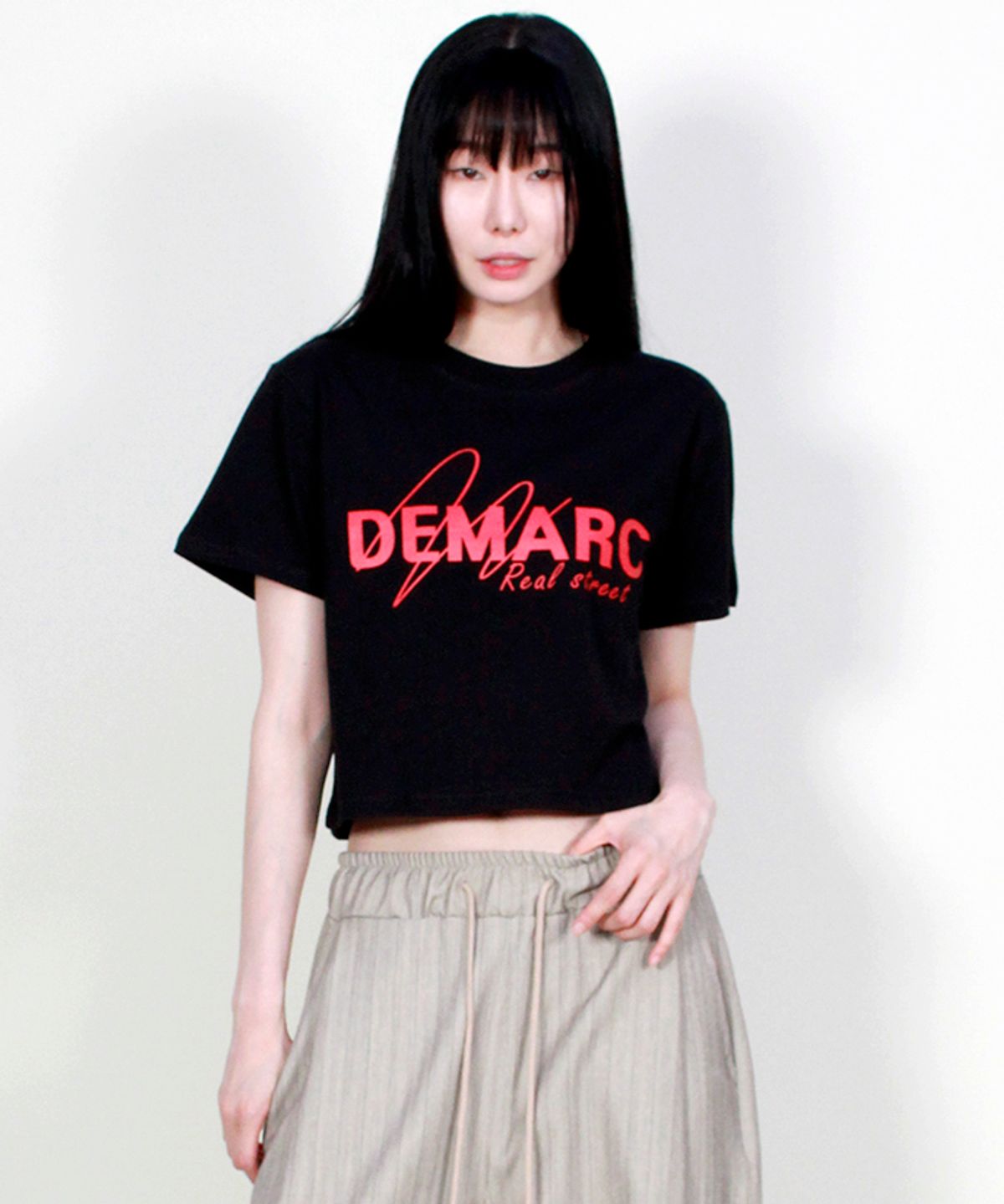 드마크(DEMARC) 로고 그래픽 크롭 반팔 티셔츠 블랙
