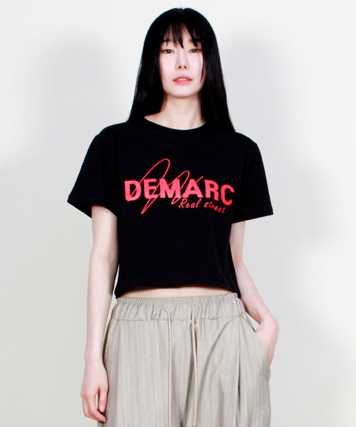 드마크(DEMARC) 로고 그래픽 크롭 반팔 티셔츠 블랙