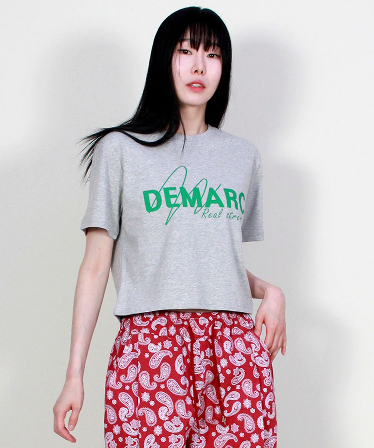 드마크(DEMARC) 로고 그래픽 크롭 반팔 티셔츠 그레이