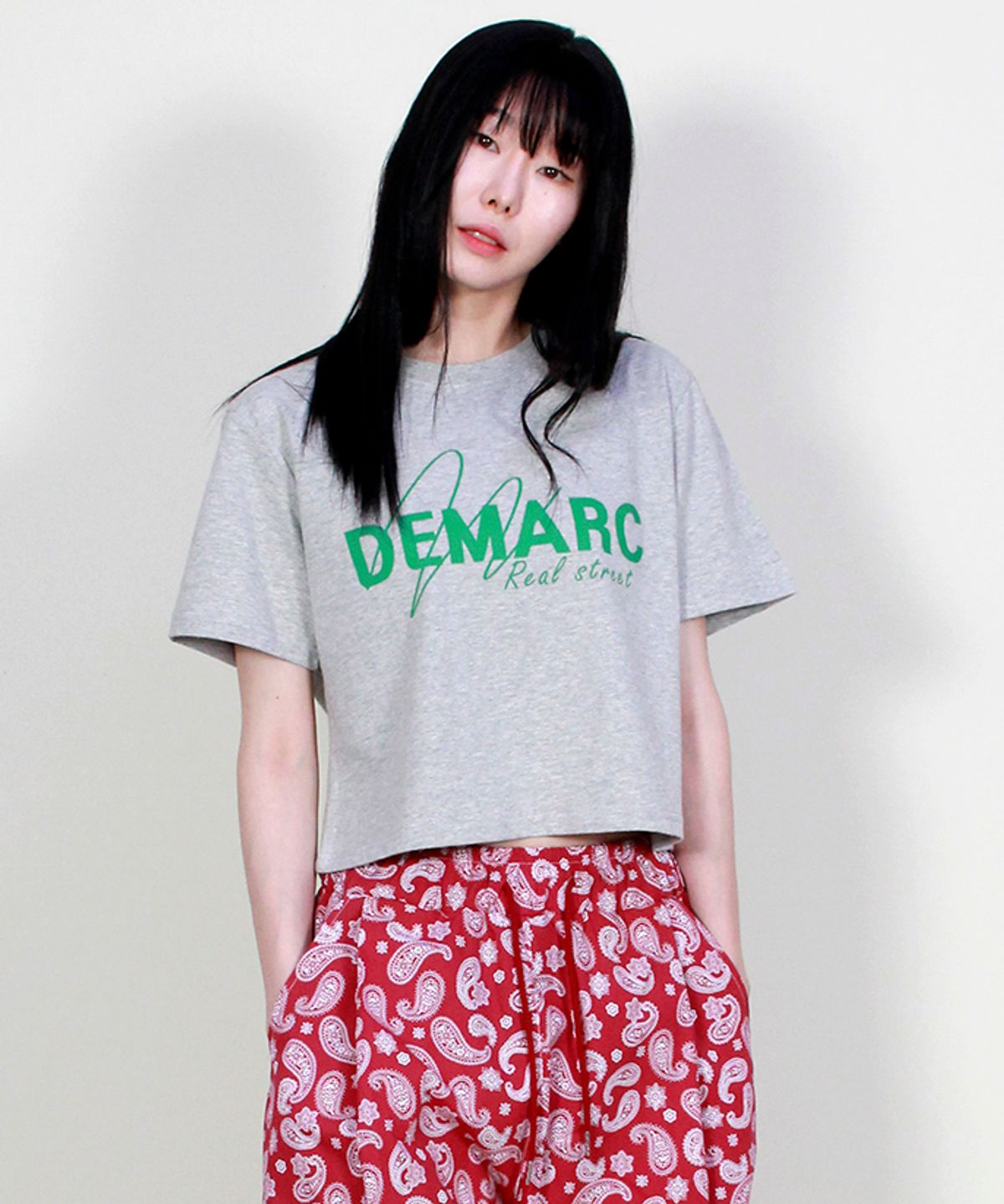 드마크(DEMARC) 로고 그래픽 크롭 반팔 티셔츠 그레이