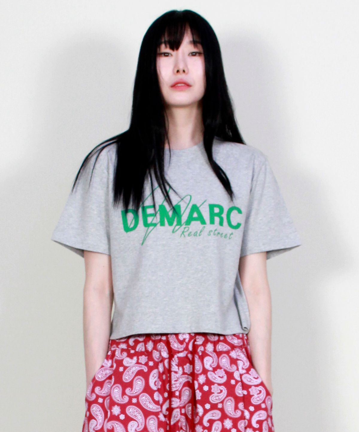 드마크(DEMARC) 로고 그래픽 크롭 반팔 티셔츠 그레이