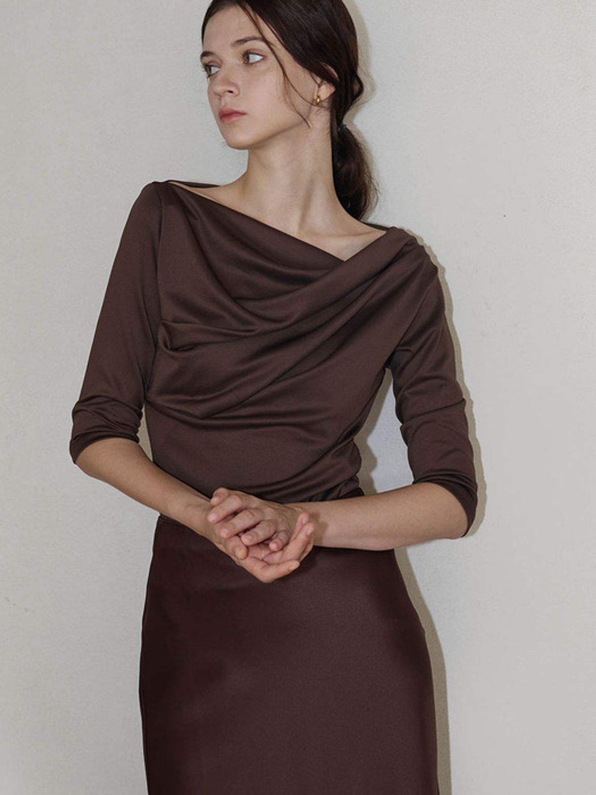 로트르드민(LAUTREDE MIN) 드레이프 오프숄더 티셔츠