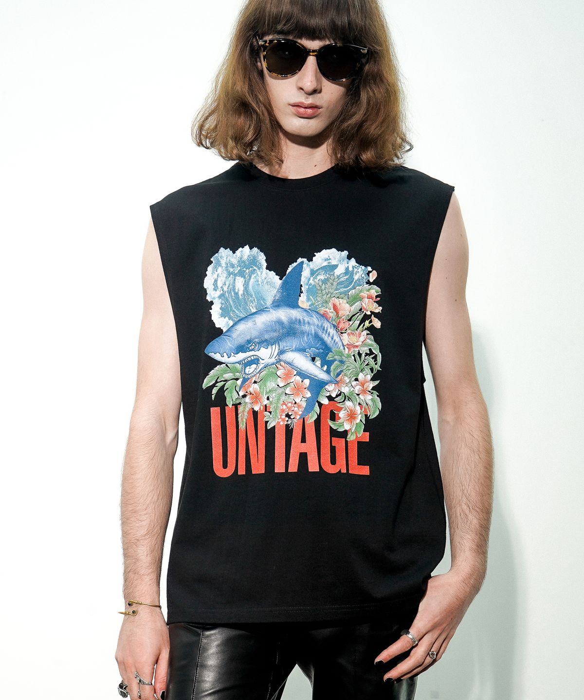 언티지(UNTAGE) 트로피컬 프린트 민소매 티셔츠[Black(UNISEX)]_UTT-ST43