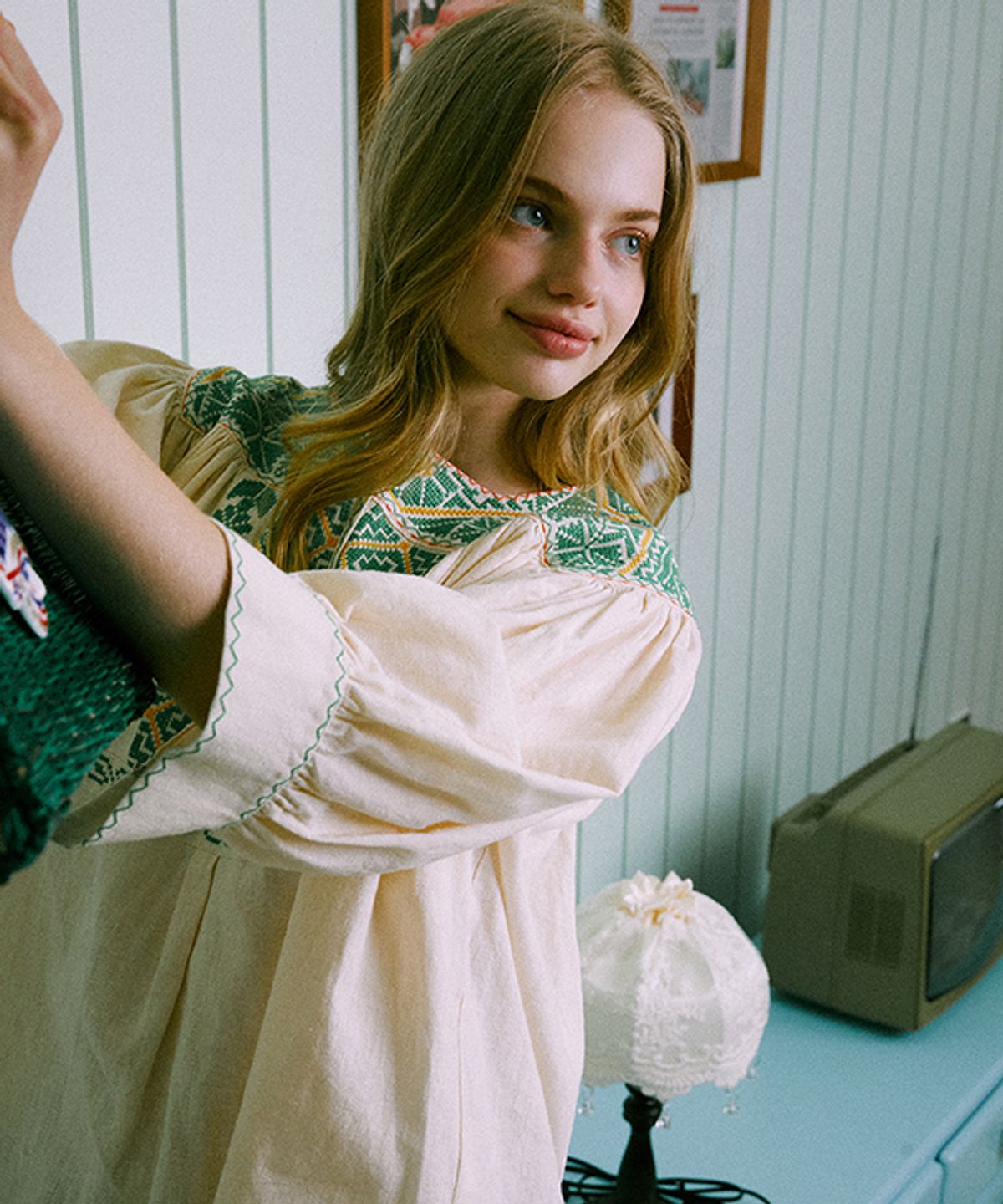 그린버터(GREENBUTTER) Bohemian Needlework Linen Blouse (Green)