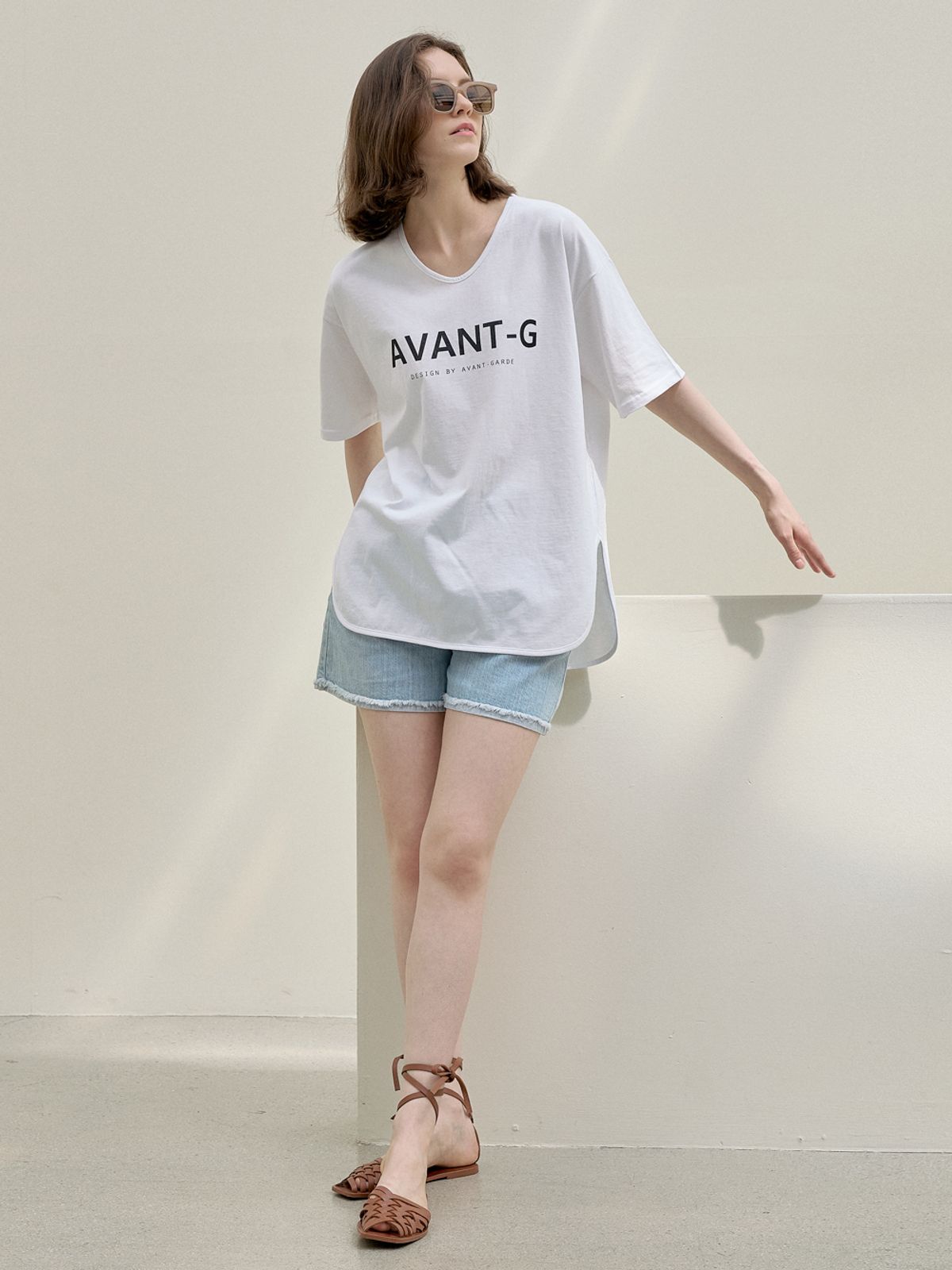 아방(AVANT-G) V-neck Overfit Logo T-shirt - WHITE