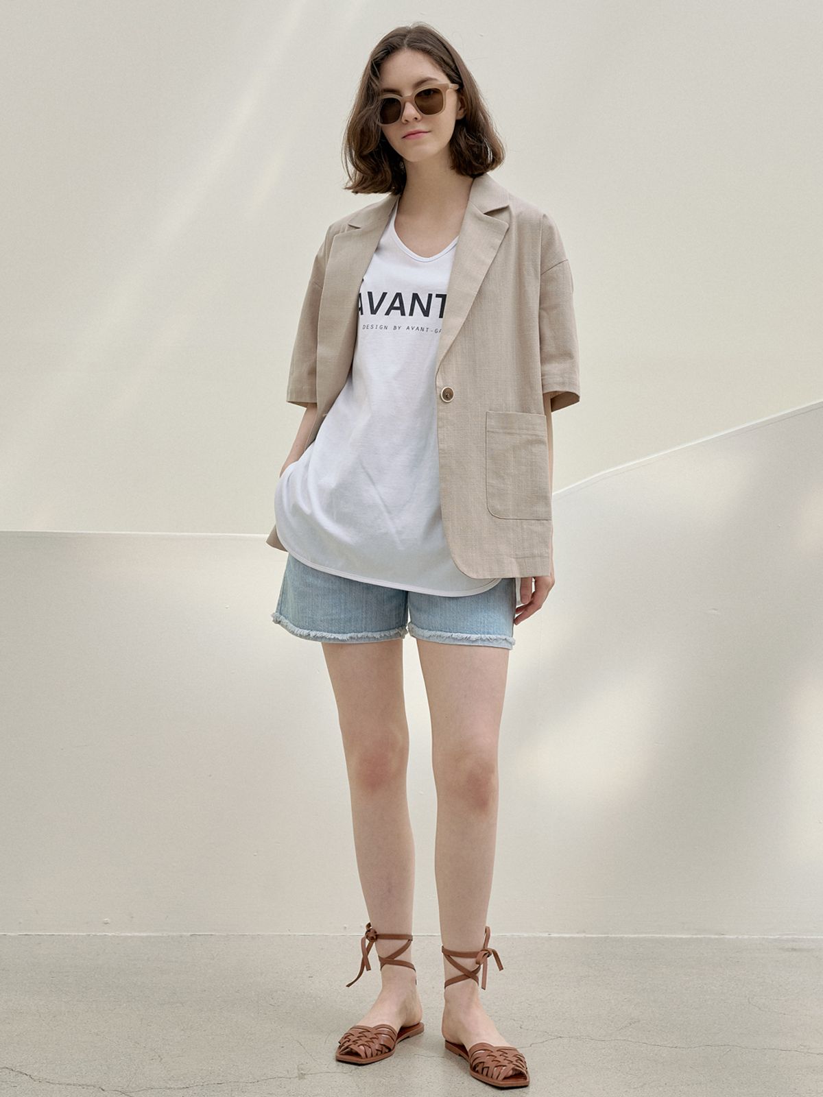 아방(AVANT-G) V-neck Overfit Logo T-shirt - WHITE