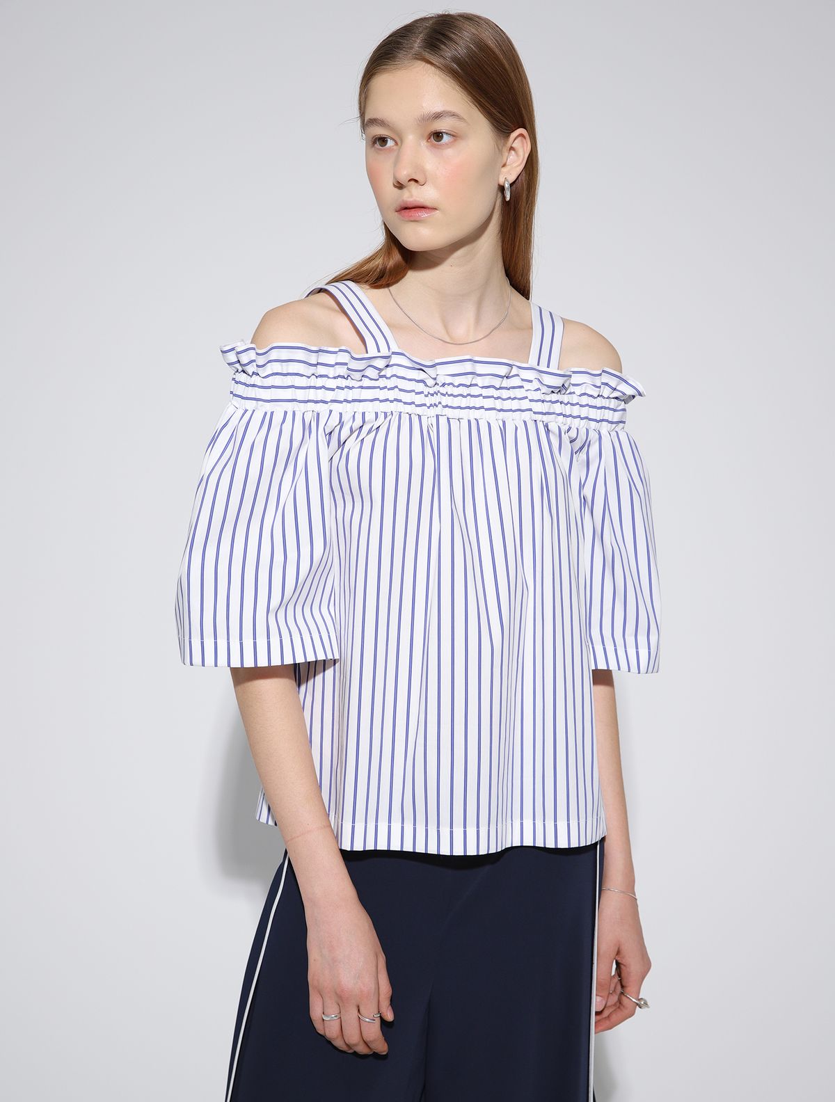 르이엘(LE YIEL) Stripe Off Shoulder Blouse_White 스트라이프 오프 숄더 블라우스_화이트