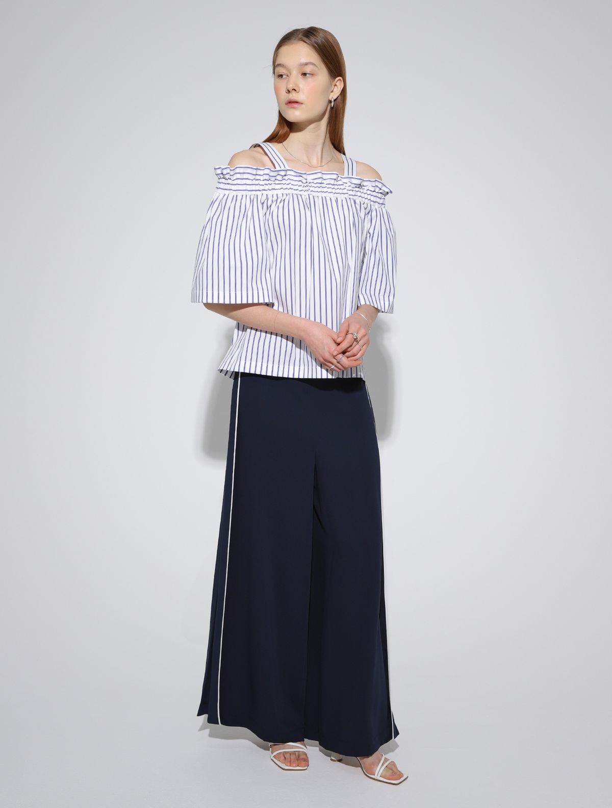 르이엘(LE YIEL) Stripe Off Shoulder Blouse_White 스트라이프 오프 숄더 블라우스_화이트
