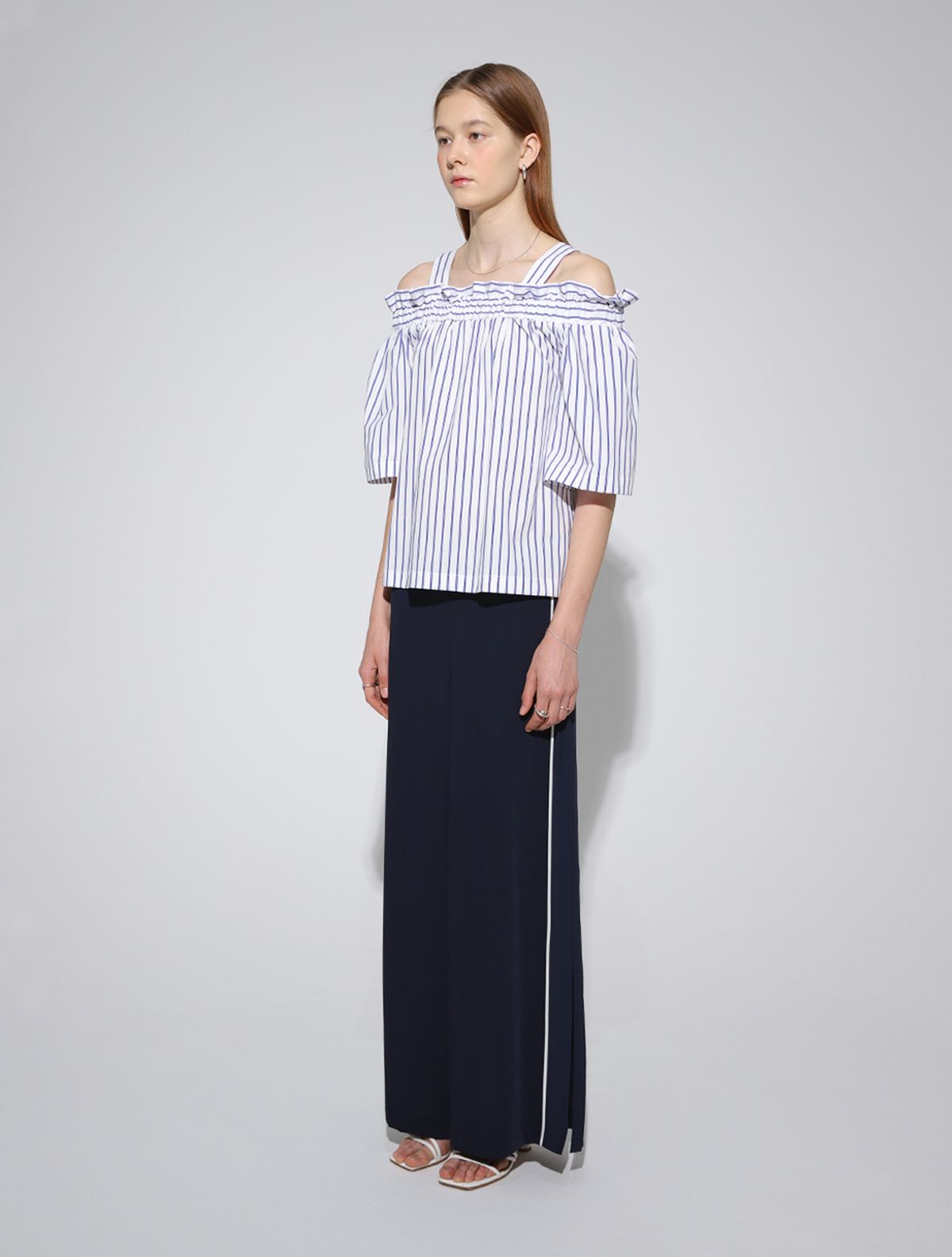 르이엘(LE YIEL) Stripe Off Shoulder Blouse_White 스트라이프 오프 숄더 블라우스_화이트