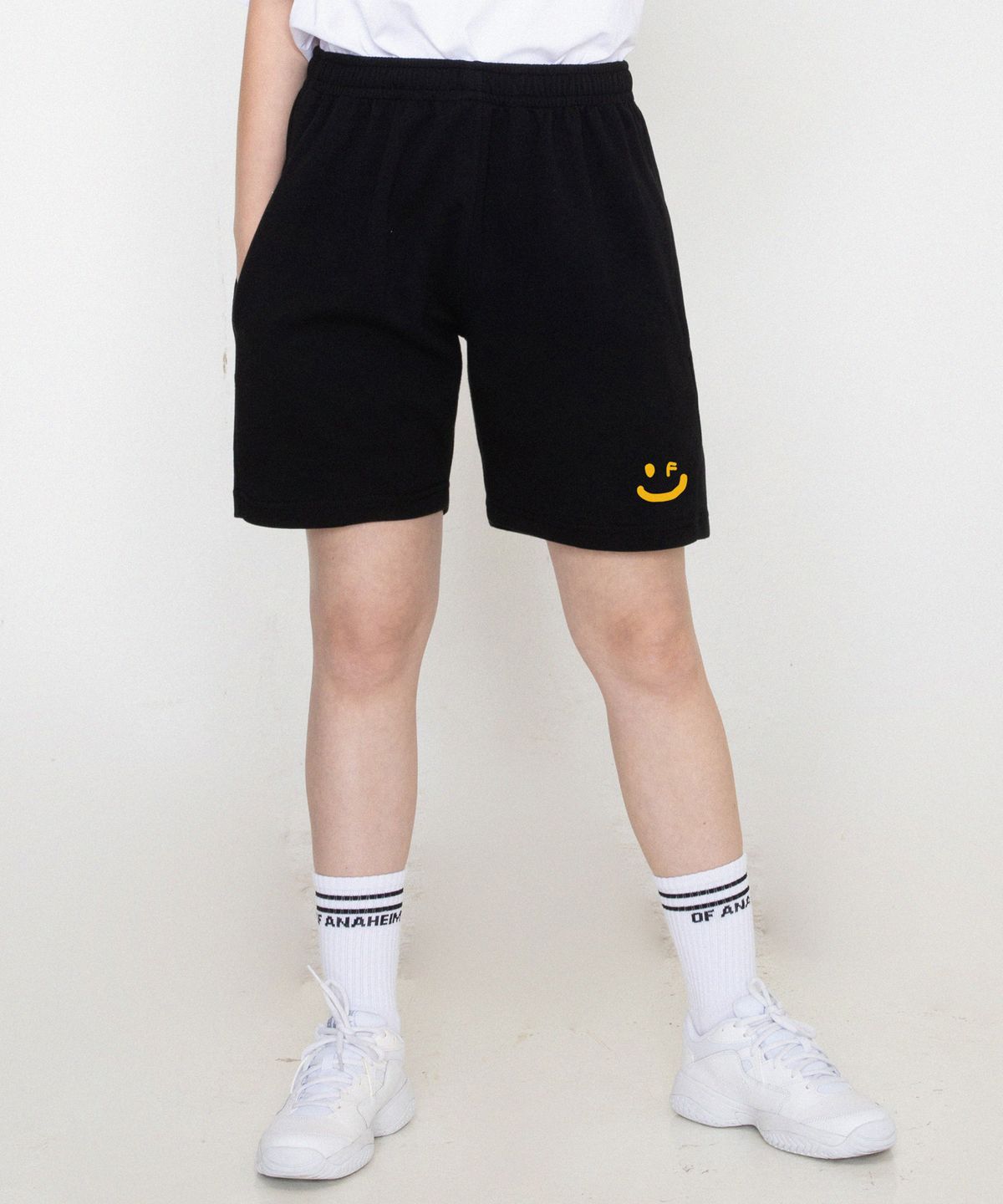 그레이버(GRAVER) [UNISEX]스몰 드로잉스마일 트레이닝 반바지_블랙
