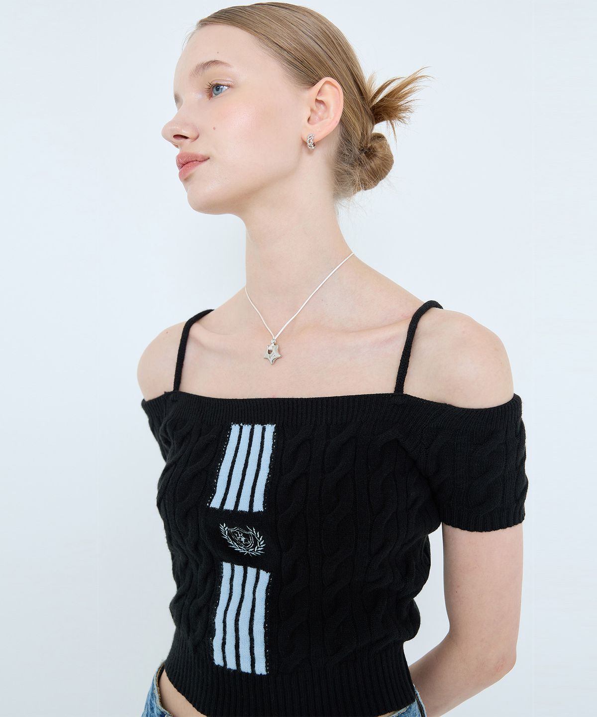 라티젠(LARTIGENT) L4 CABLE OFFSHOULDER KNIT(BLACK)