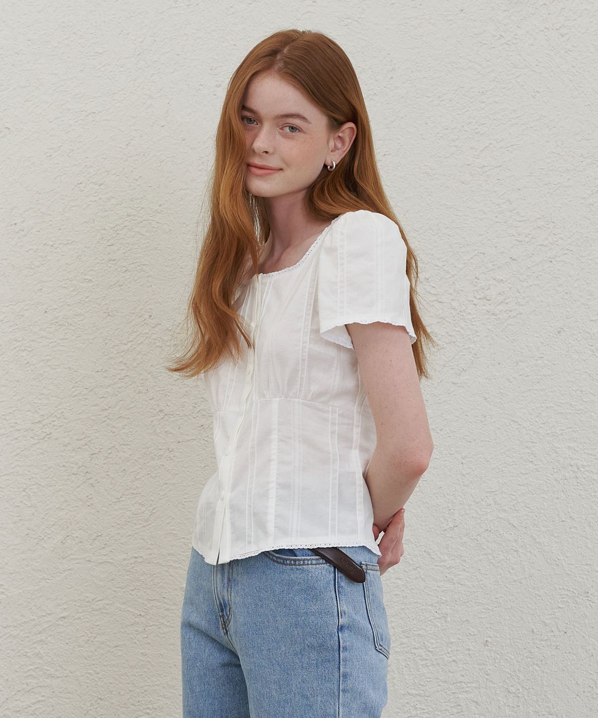 어몽(AMONG) A SQUARE NECK LACE BLOUSE_IVORY