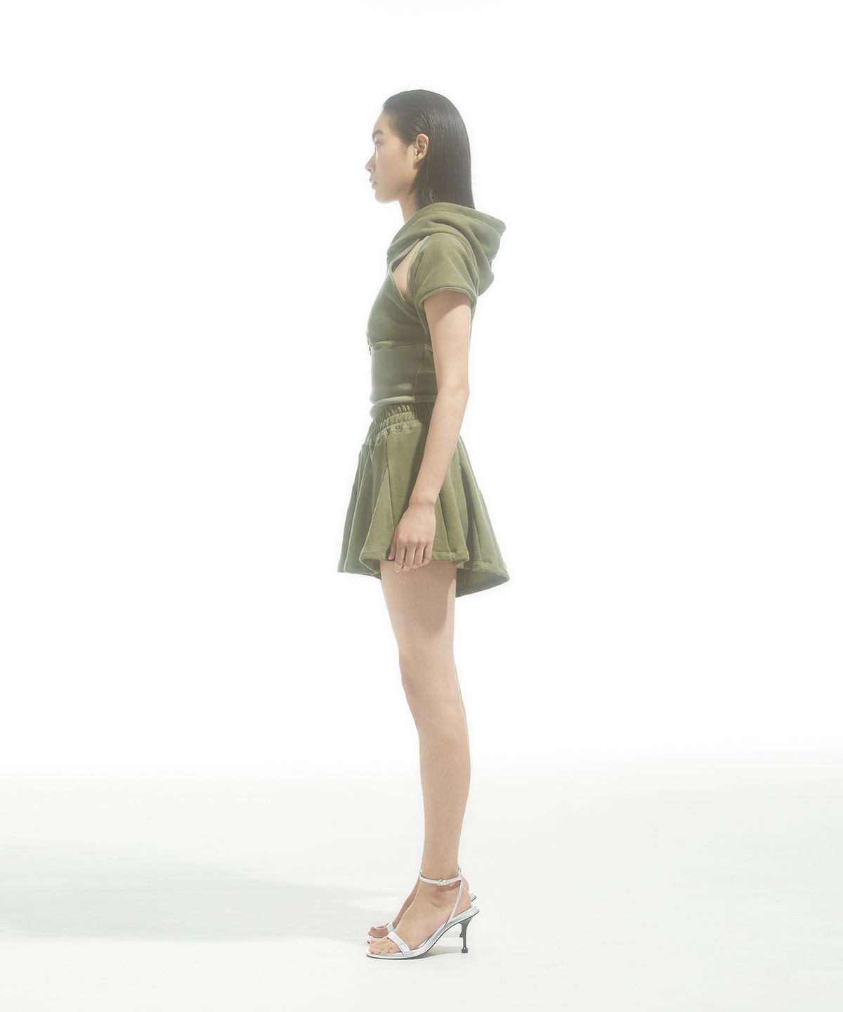 드레(DRAE) V-WAIST FLARED SWEATSHORTS_KHAKI