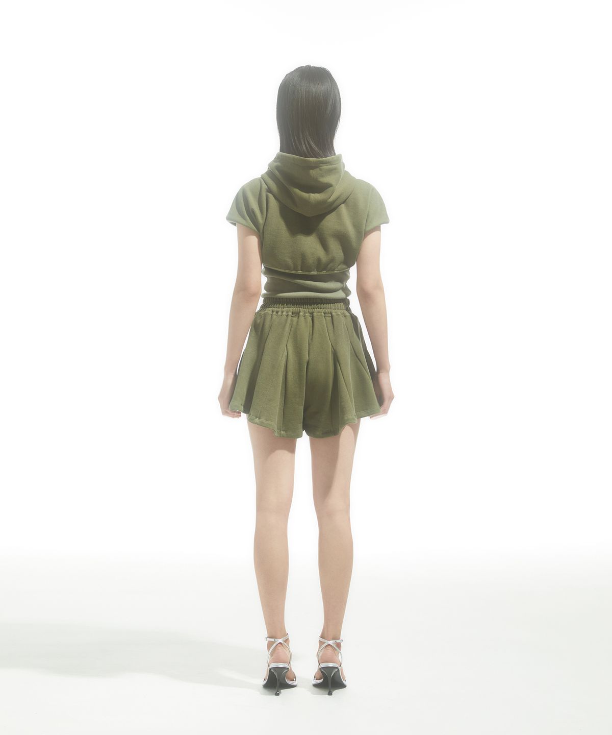 드레(DRAE) V-WAIST FLARED SWEATSHORTS_KHAKI