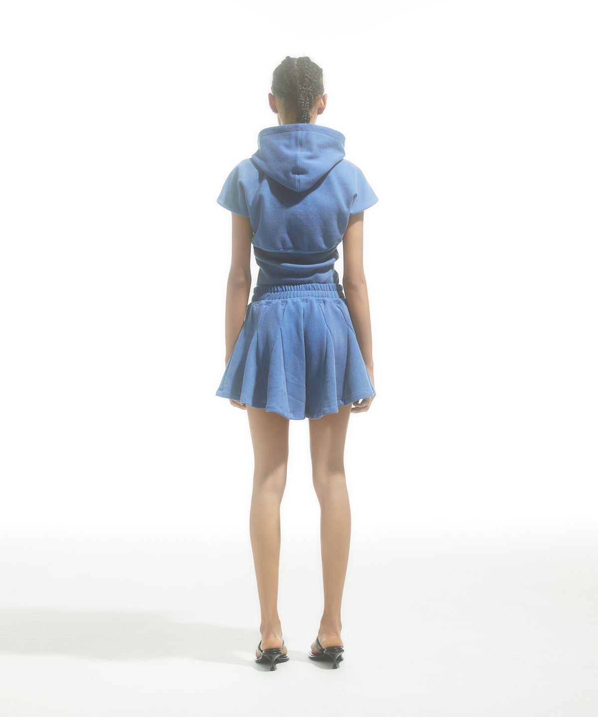 드레(DRAE) V-WAIST FLARED SWEATSHORTS_BLUE