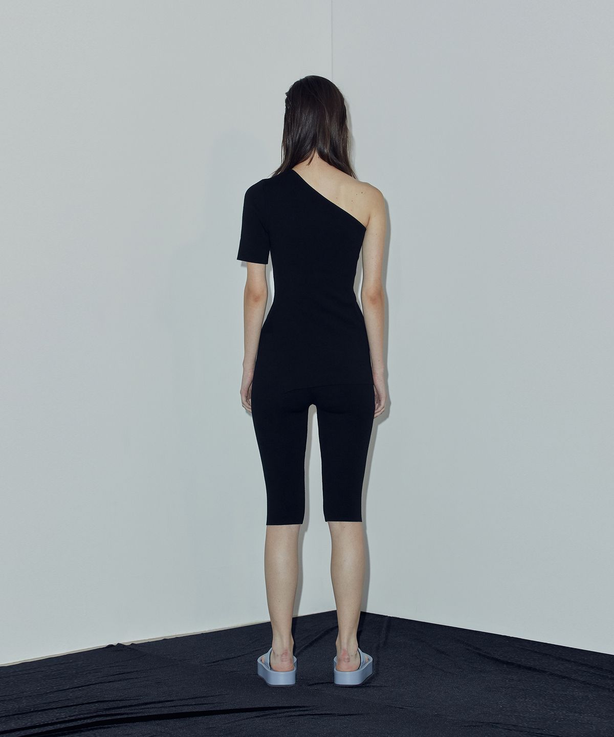 드레(DRAE) ONE-SHOULDER HALF SLEEVE TOP_BLACK