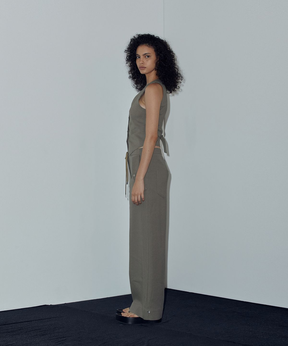 드레(DRAE) LINEN-BLEND WIDE LEG PANTS_KHAKI