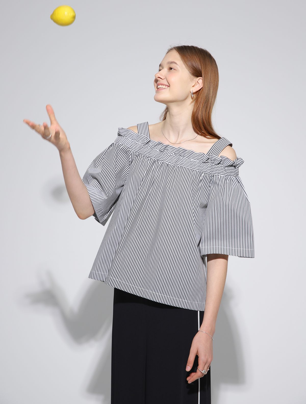 르이엘(LE YIEL) Stripe Off Shoulder Blouse_Black 스트라이프 오프 숄더 블라우스_블랙