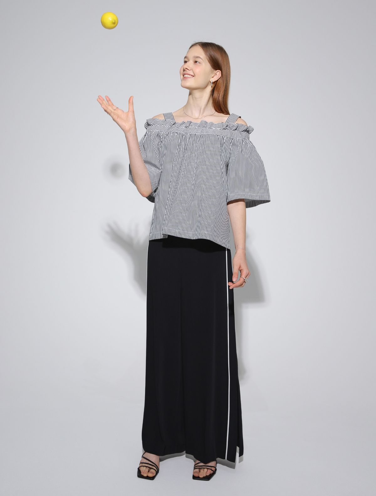 르이엘(LE YIEL) Stripe Off Shoulder Blouse_Black 스트라이프 오프 숄더 블라우스_블랙