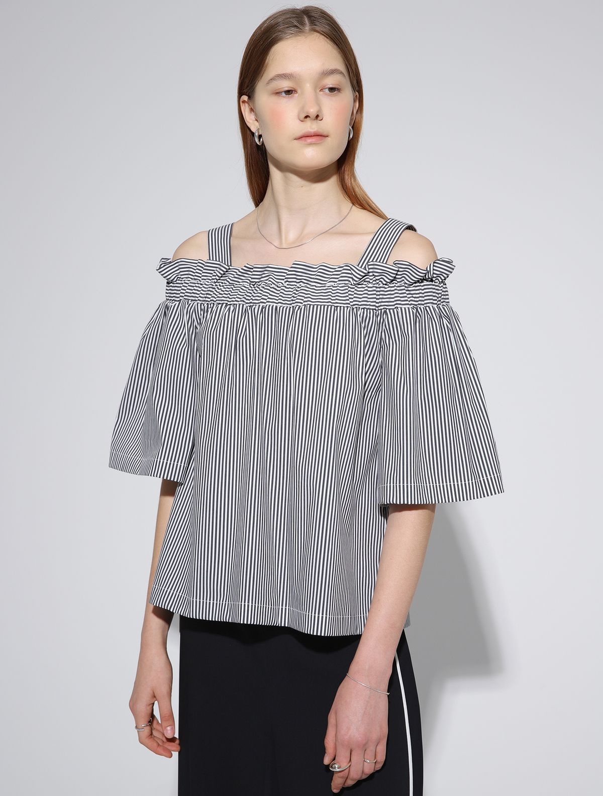 르이엘(LE YIEL) Stripe Off Shoulder Blouse_Black 스트라이프 오프 숄더 블라우스_블랙