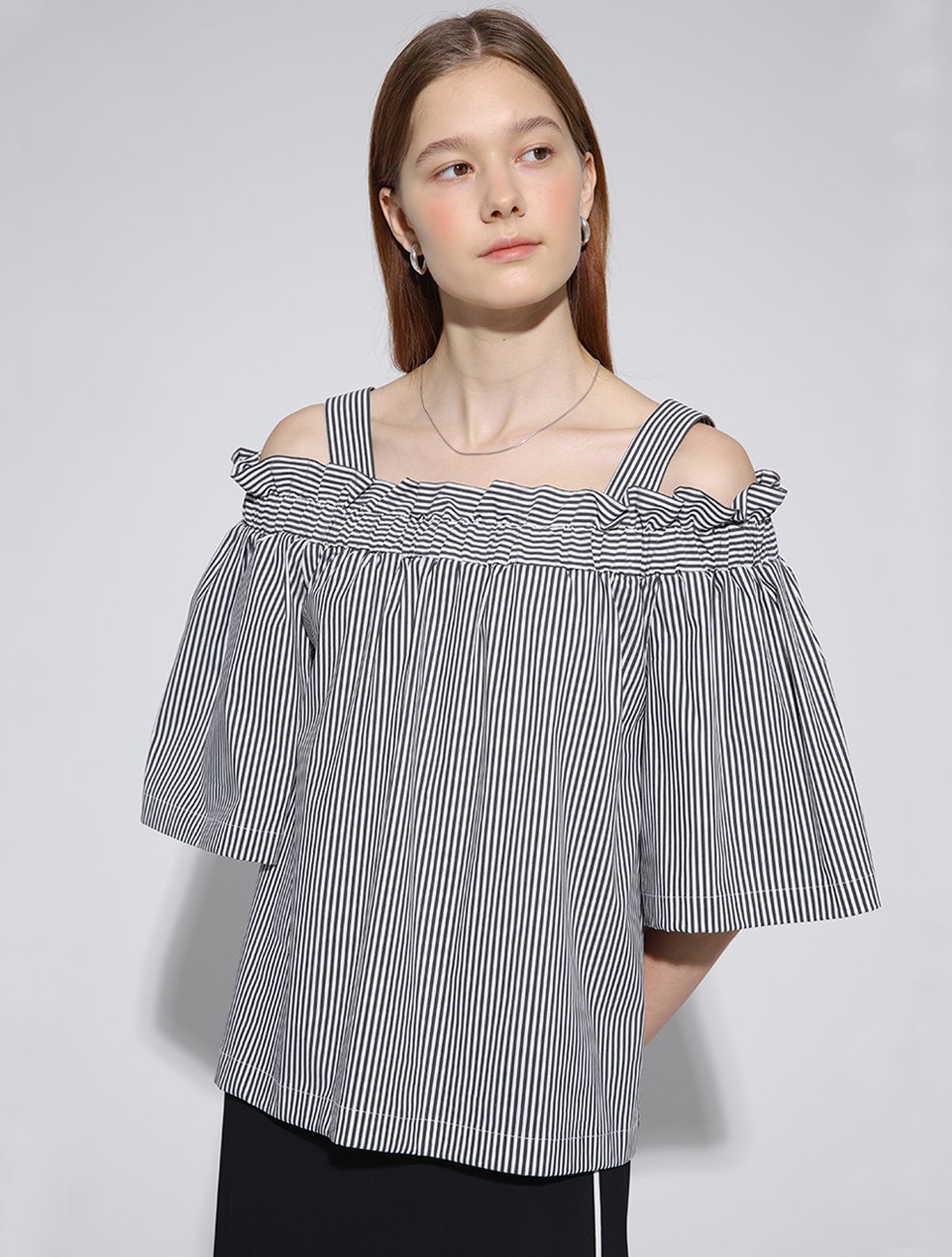 르이엘(LE YIEL) Stripe Off Shoulder Blouse_Black 스트라이프 오프 숄더 블라우스_블랙
