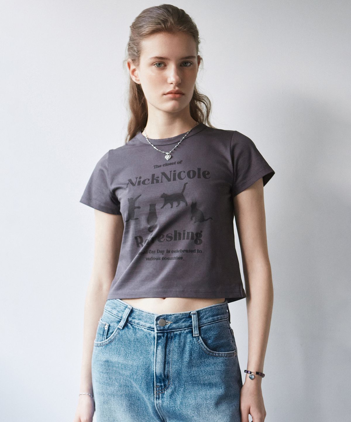 닉앤니콜(NICK&NICOLE) NNC CAT REFRESHING CROP TEE_CHARCOAL