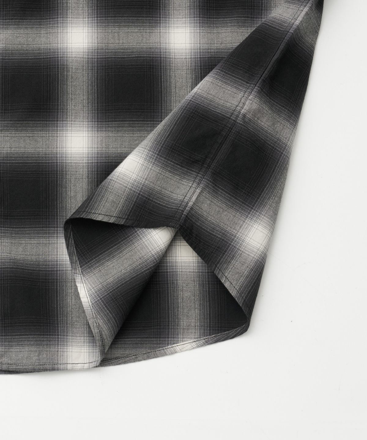 어나더 오피스(ANOTHER OFFICE) Reverb Ombre Shirt (Black - Ombre)