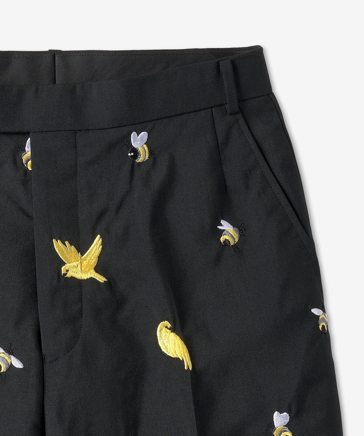 톰 브라운(THOM BROWNE) 버즈 앤 비즈 자수 스트레이트 팬츠 - 블랙:멀티컬러 / MTC413EE0319001